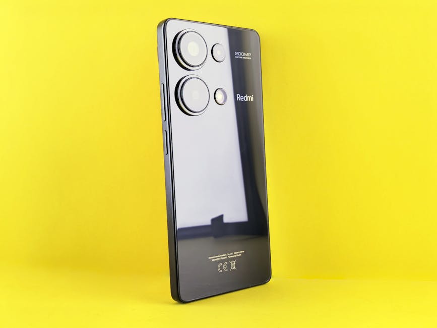 Smartphone elegante em um pano de fundo amarelo para um visual tecnológico moderno.