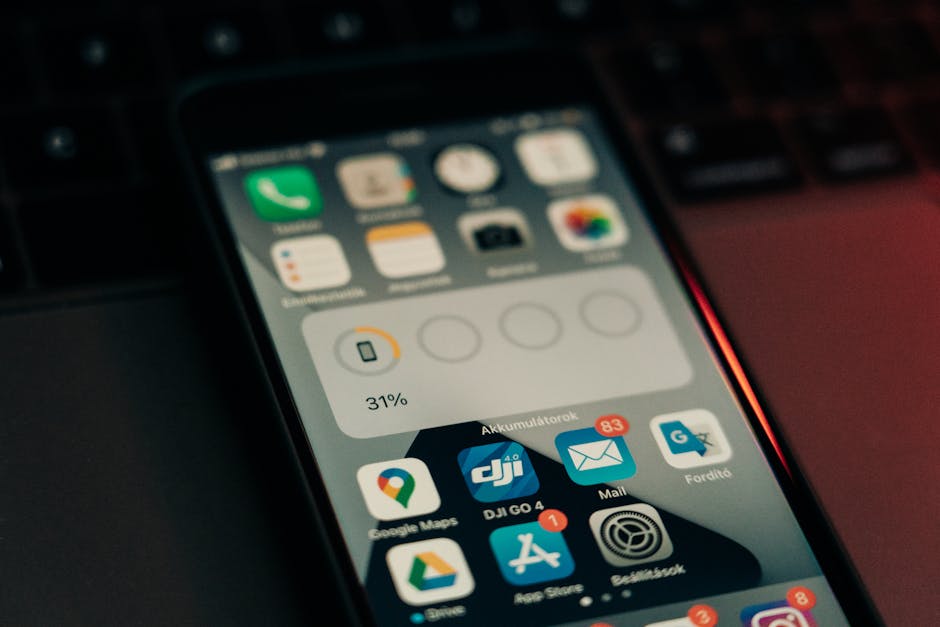 Um smartphone com vários aplicativos em sua tela colocados em um teclado, mostrando um nível de bateria de 31%.