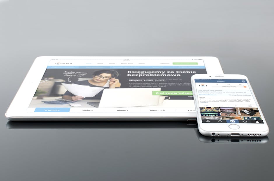 Tablet e smartphone modernos exibindo conteúdo da web em uma superfície reflexiva, destacando a tecnologia e a conectividade.