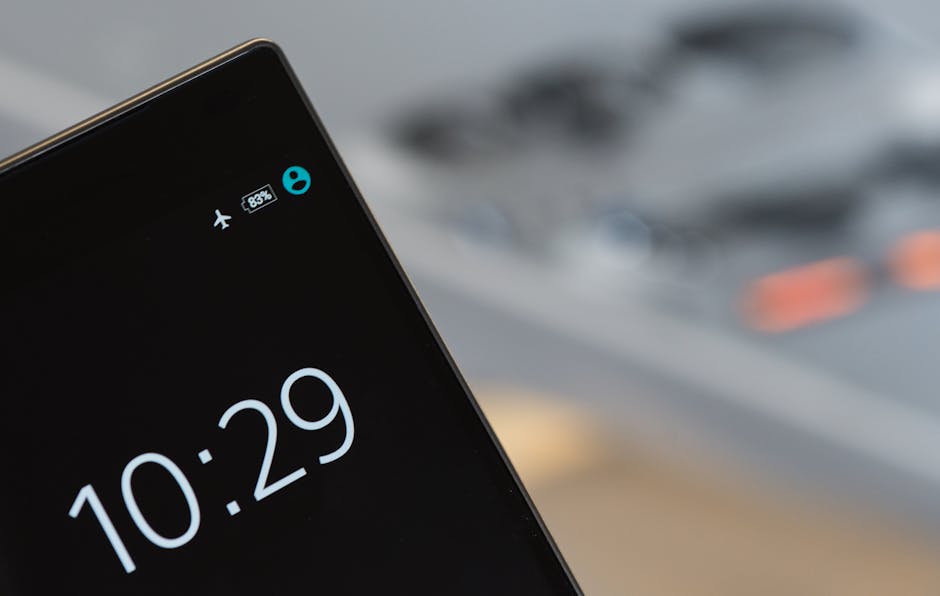 Imagem focada de um smartphone mostrando uma hora 10:29 com fundo desfocado.